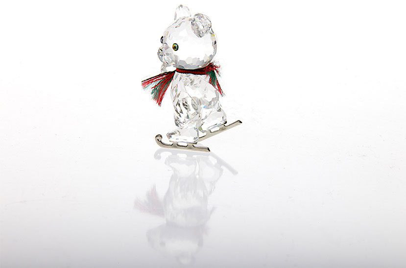 Glasbär mit Schlittschuhen